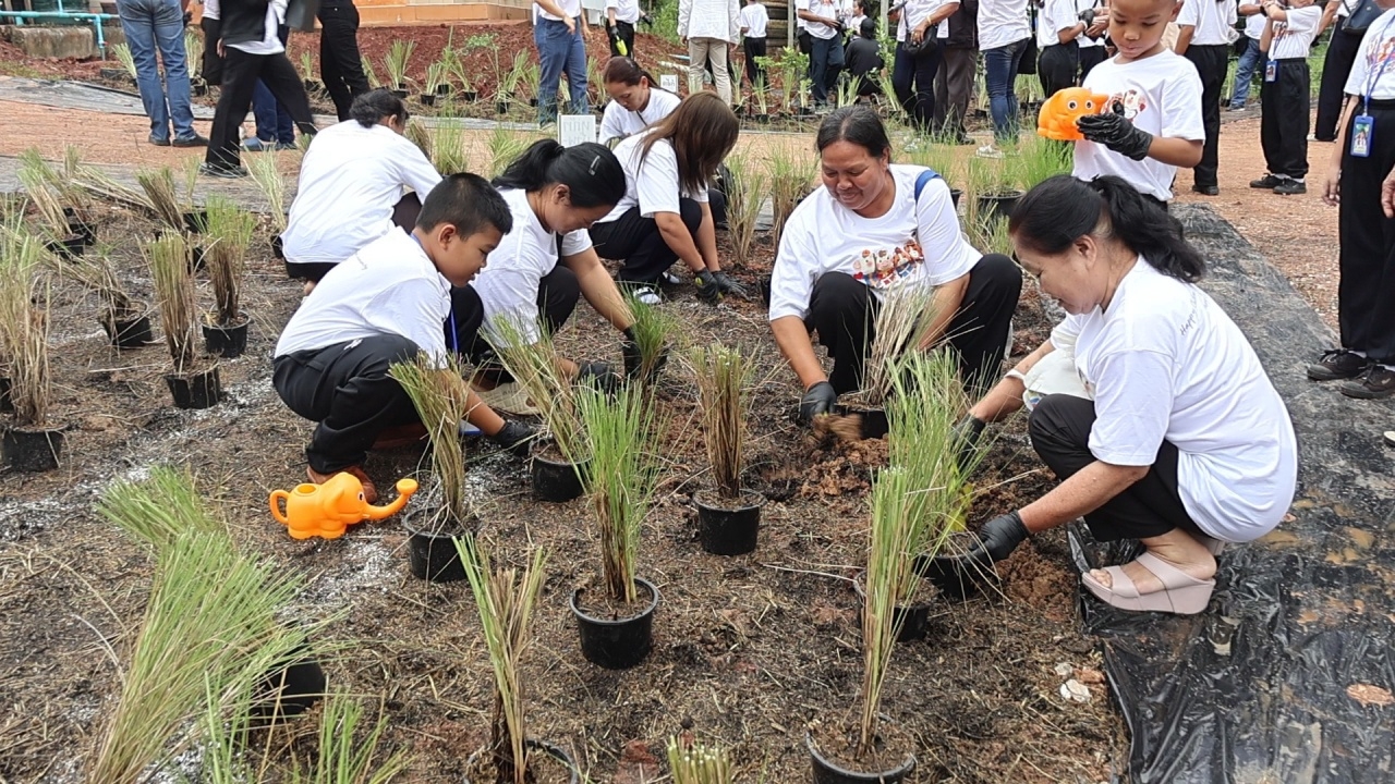 "มูลนิธิอิ่มอกอิ่มใจ" เปิดโครงการ ปลูกผักสวนสมุนไพรฯ ปรับภูมิทัศน์ให้ร่มรื่น
