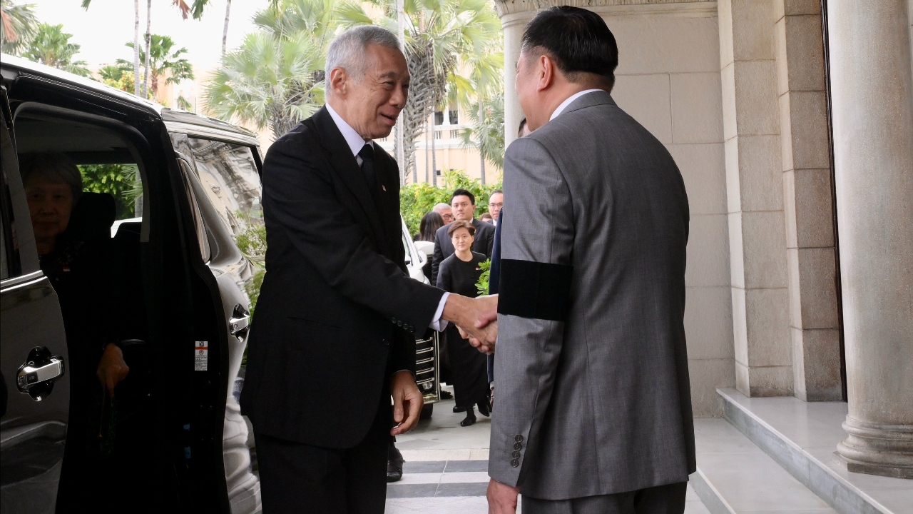 “อนุทิน” ต้อนรับอดีตนายกรัฐมนตรีสิงคโปร์ หลังเยือนไทย เข้ากราบถวายสักการะพระบรมศพ พระพันปีหลวง