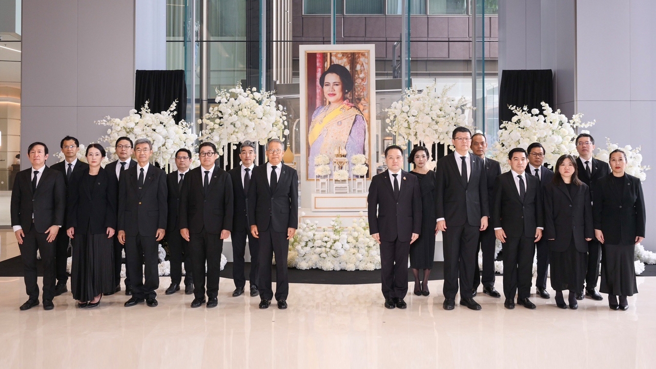 วัน แบงค็อก น้อมถวายความอาลัยเบื้องหน้าพระฉายาลักษณ์ "สมเด็จพระพันปีหลวง"
