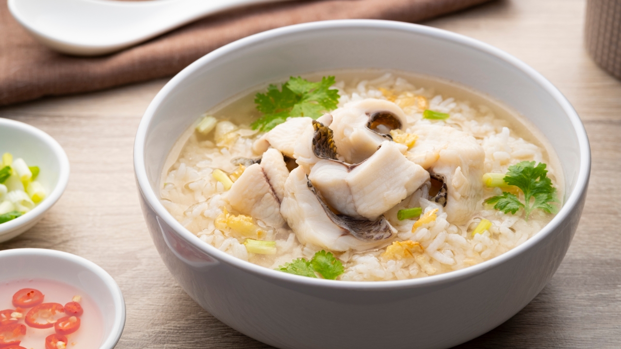 วิธีทำข้าวต้มปลากระพง ง่ายๆ ไม่ให้คาว สูตรน้ำซุปอร่อย ได้โปรตีนจากปลา