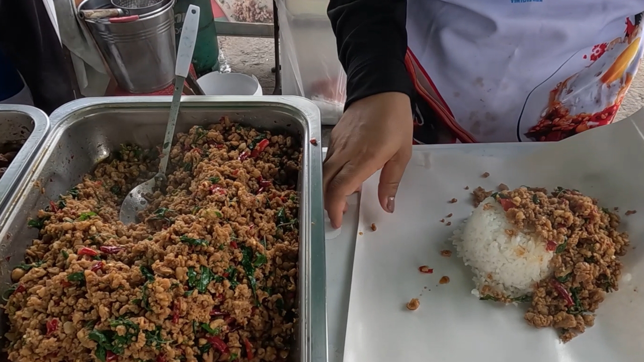 ผัดกะเพราสามพี่น้อง ขวัญใจชาวบุรีรัมย์ อิ่มจุก 25 บาท ขายหมดเกลี้ยงตั้งแต่เช้าถึงบ่าย