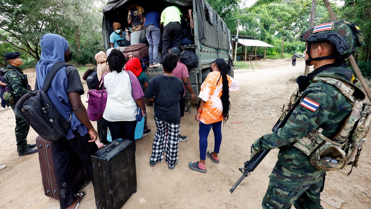 คนงาน "เคเคปาร์ก" แห่หนีสมัครงานศูนย์สแกมเมอร์ใกล้เคียง หลังถูกพม่ากวาดล้าง 