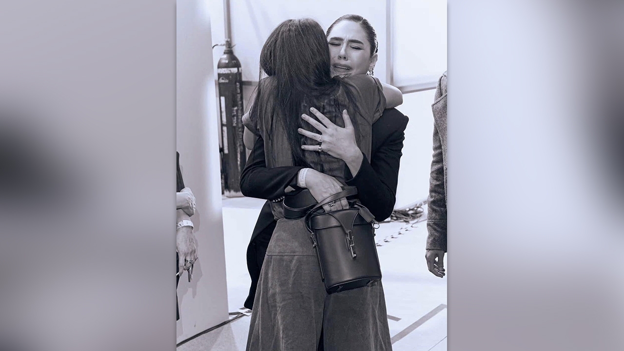 "ชมพู่ อารยา" ตื้นตันในพระเมตตา กอดถวายเจ้าฟ้าสิริวัณณวรี นารีรัตนราชกัญญา