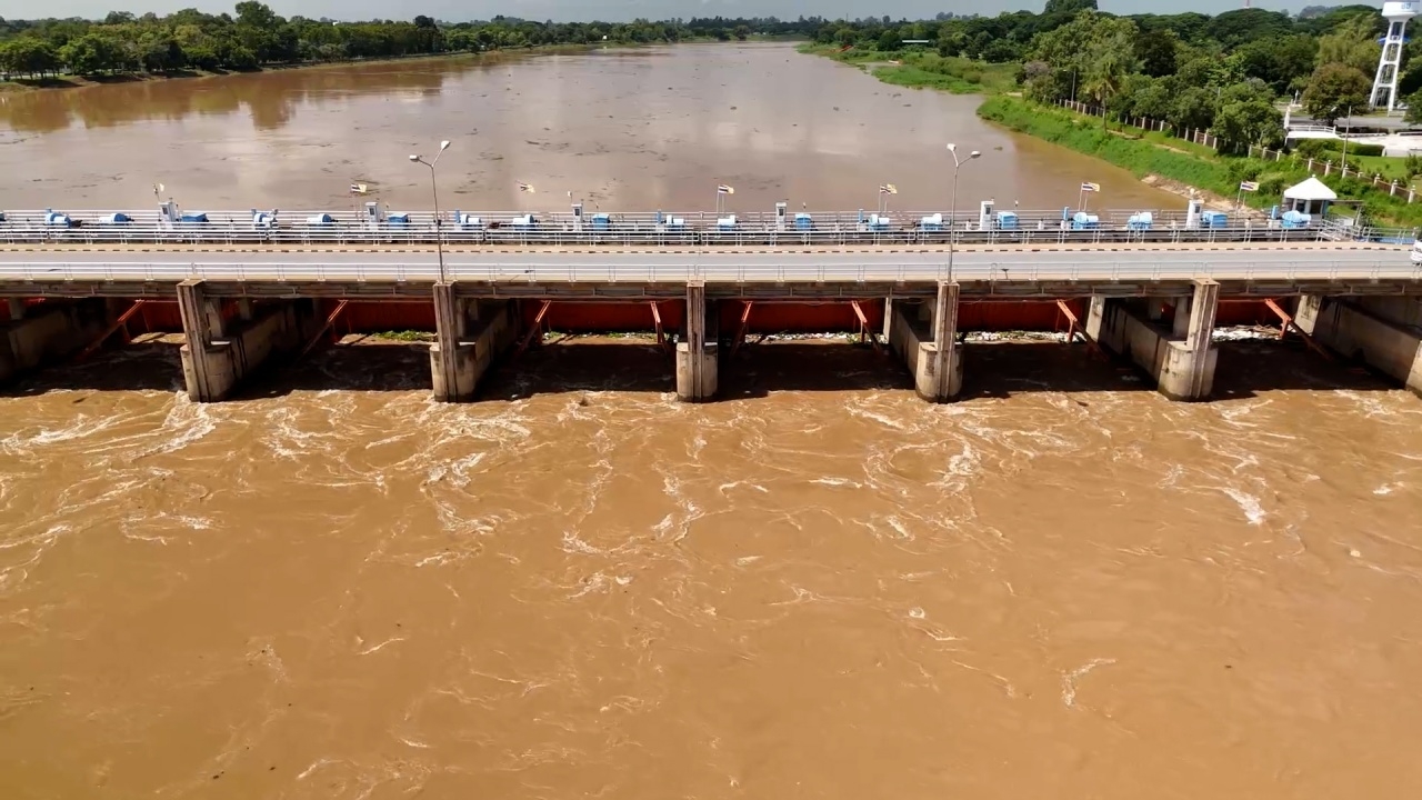 "เขื่อนเจ้าพระยา" เพิ่มการระบายน้ำต่อเนื่อง ชาวบ้านท้ายเขื่อนอ่วม จ่อท่วมรอบ 3