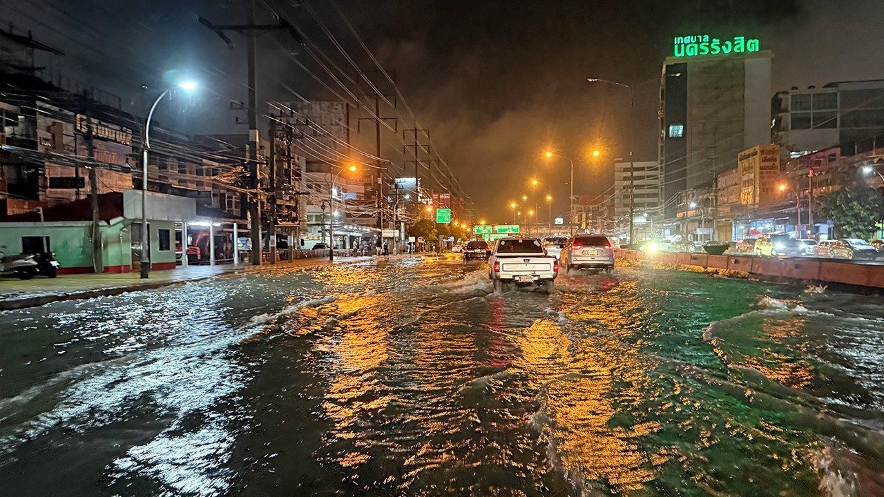 เตือน "คัลแมกี" ฝนตกหนัก ปทุมธานีวิกฤติ! เครื่องสูบน้ำขัดข้อง