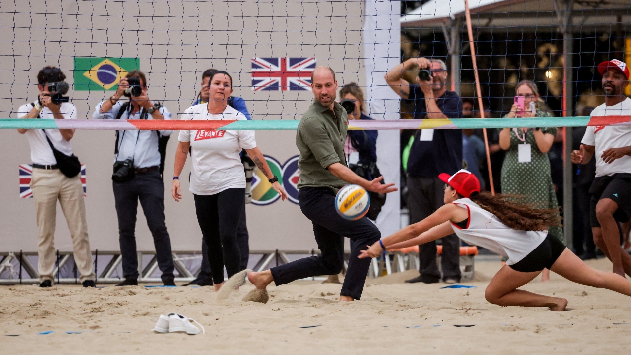 ภาพหาชมยาก เจ้าชายวิลเลียมโชว์ลีลาเล่นวอลเลย์บอลชายหาด ขณะเสด็จเยือนบราซิล