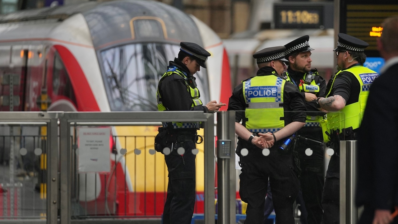 อังกฤษตั้งข้อหา มือแทงคนบนรถไฟ คาดโยงเหตุโจมตีอื่นอีก 4 คดี