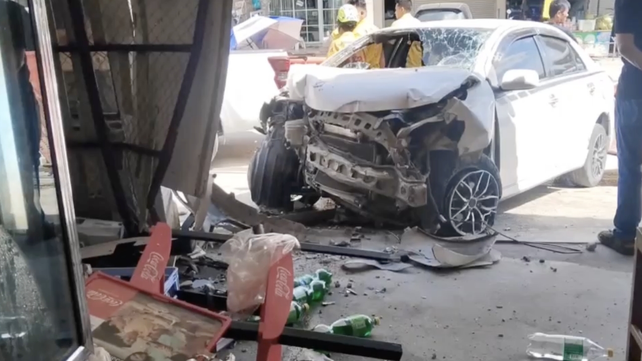 เปิดนาที เก๋งซิ่งแหกด่านตรวจ เสียหลักชนร้านค้าพังยับ ค้นรถเจอยาบ้า 200 เม็ด