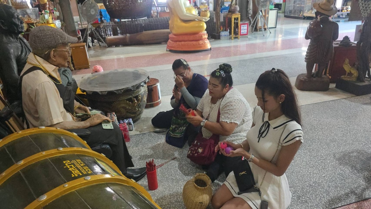 แม่ค้าขอโชค "ตาทองงิ้วราย" ให้งานองค์พระปฐมเจดีย์ยอดขายปัง ไม่ลืมลุ้น "เลขเด็ด"