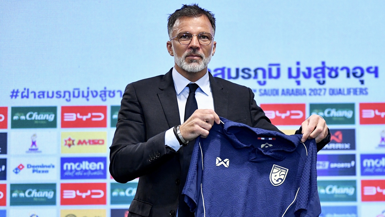 ประมวลภาพเปิดตัวโค้ชใหม่ทีมชาติไทย “ฮัดสัน” ใส่สูทสุดเนี๊ยบ ฉายเดี่ยวเปิดใจสื่อ