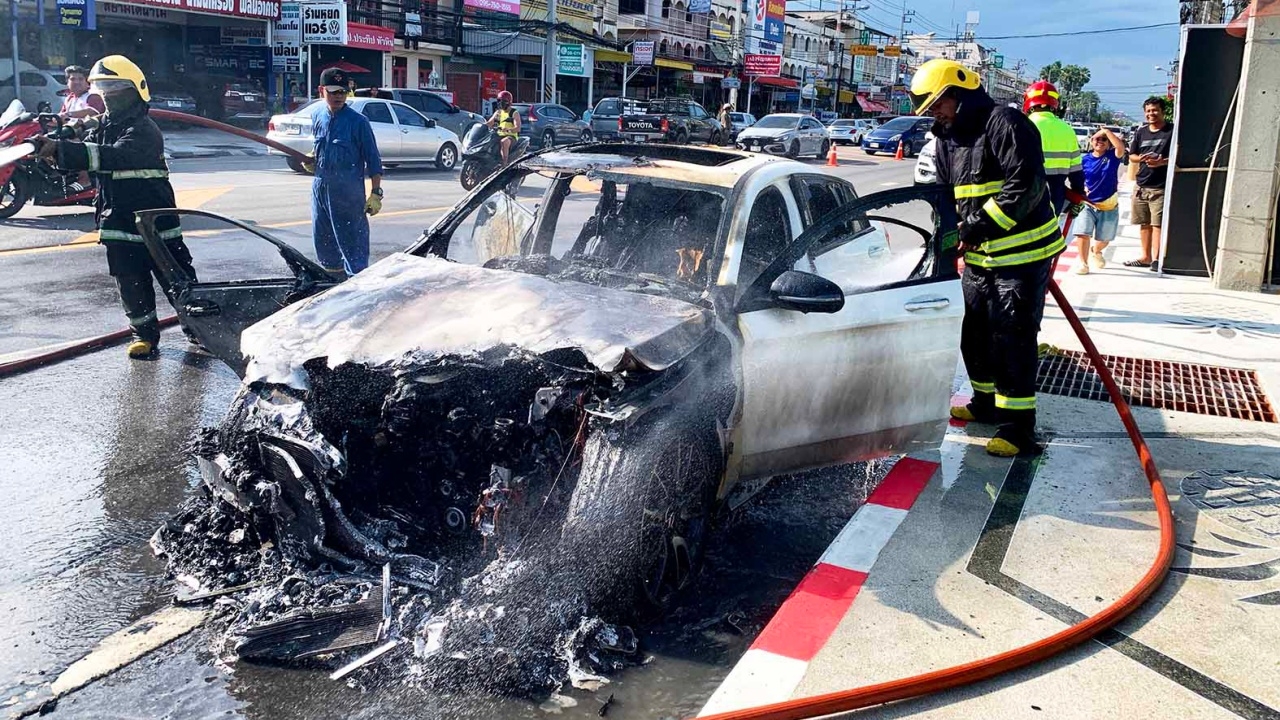 ตำรวจเร่งสอบสวนหาสาเหตุ "ไฟไหม้รถหรู" หน้าปั๊มน้ำมัน วอดเสียหาย 3 ล้านบาท