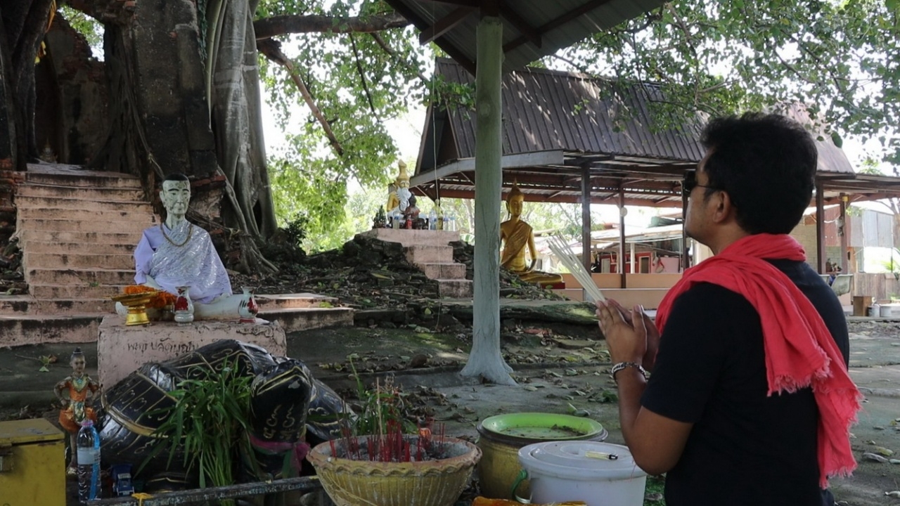 คอหวยเชื่อจะให้โชค มุ่งมาขอ "เลขเด็ดงวดนี้" วิหารแกลบ เก่าแก่กว่า 100 ปี