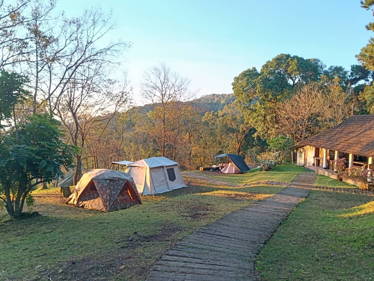 ดอยอินทนนท์ คึกคัก นักท่องเที่ยวแห่สัมผัสอากาศหนาว ชมพระอาทิตย์ยามเช้า