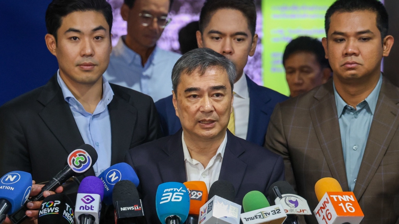 ปชป. ปัด “อภิสิทธิ์” วิจารณ์คนละครึ่งเชิงลบ แค่ชี้ช่วยประชาชนได้ระยะสั้น