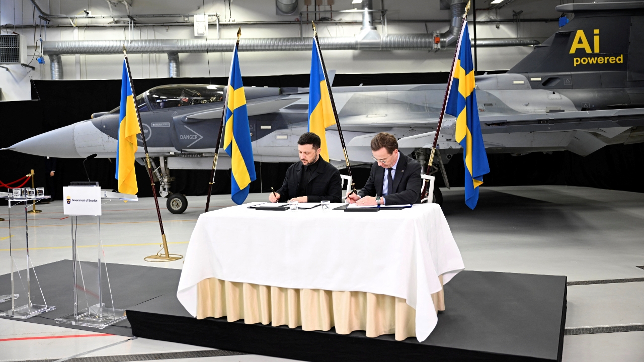 สวีเดน–ยูเครน ลงนามดีลจัดหา “กริพเพน” เสริมทัพยูเครนสูงสุด 150 ลำ