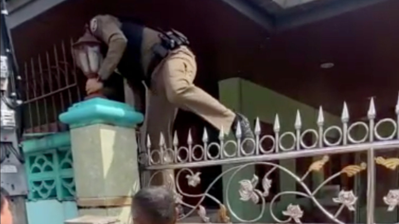 บุกช่วยยายวัย 80 ถูกแก๊งคอลฯ หลอก ไม่เชื่อเป็นตำรวจจริงต้องปีนข้ามรั้วเข้าไปอธิบาย