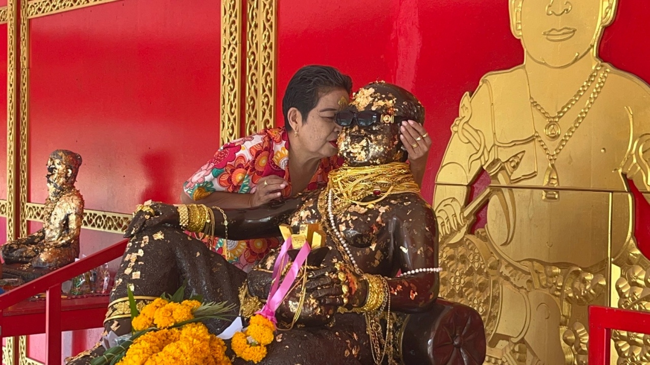 คนดวงเฮง นำสร้อยทอง-พัดลม มาแก้บน "พ่อขุนช้างมหาเศรษฐี" ไม่ลืมขอโชคอีกงวด