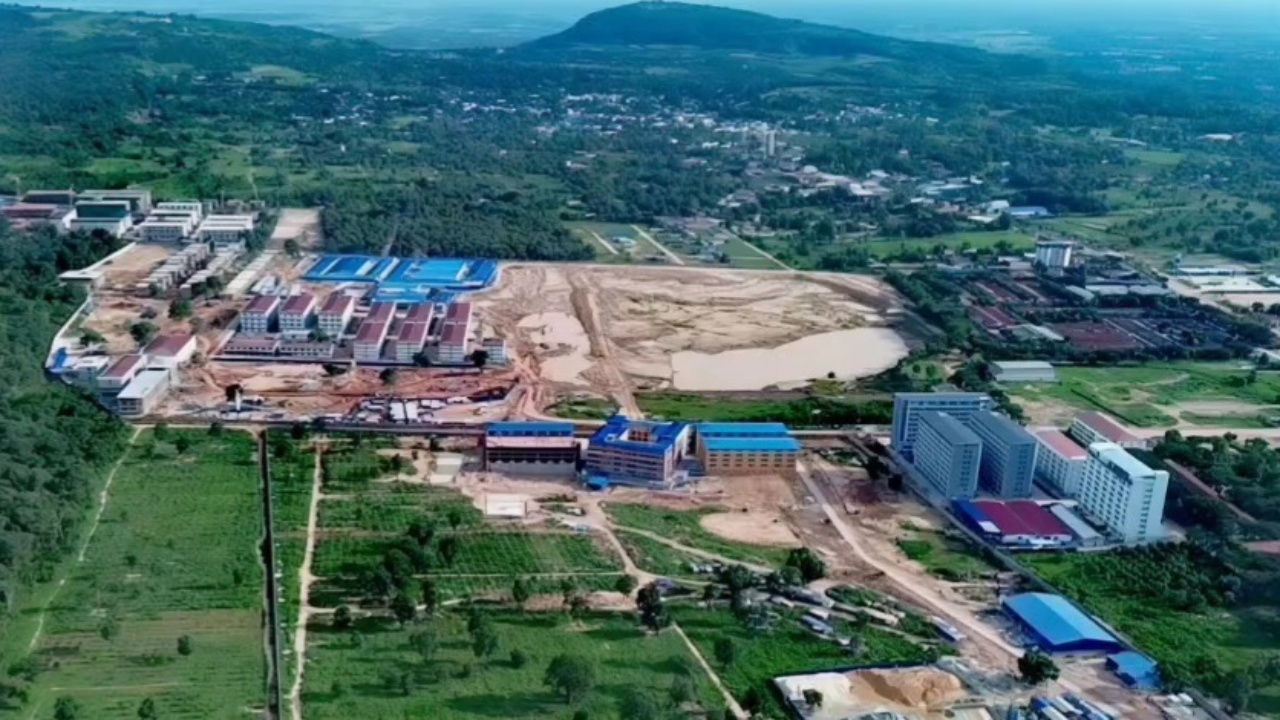 สแกมเมอร์กัมพูชา ย้ายฐานกบดานตึกกาสิโน ตรงข้ามด่านช่องจอม พนักงานแตะหลักหมื่น