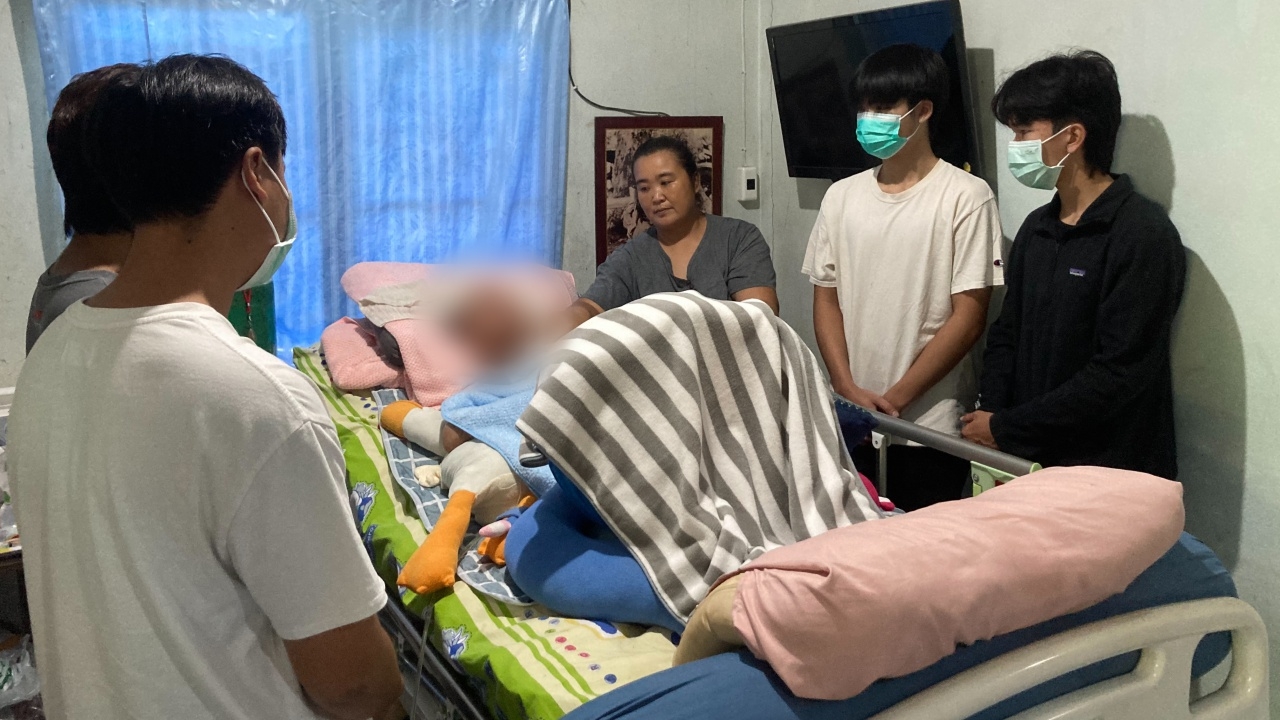 สมาชิก "13 หมูป่า" เข้าเยี่ยม "ลุงสุรทิน" ช่างเจาะบาดาลถ้ำหลวง หลังป่วยติดเตียง