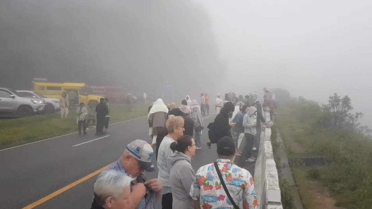 ดอยอินทนนท์เหลือ 9 องศาฯ เตรียมต้อนรับฤดูหนาว นักท่องเที่ยวห่มผ้าห่มรอชมแสงแรก