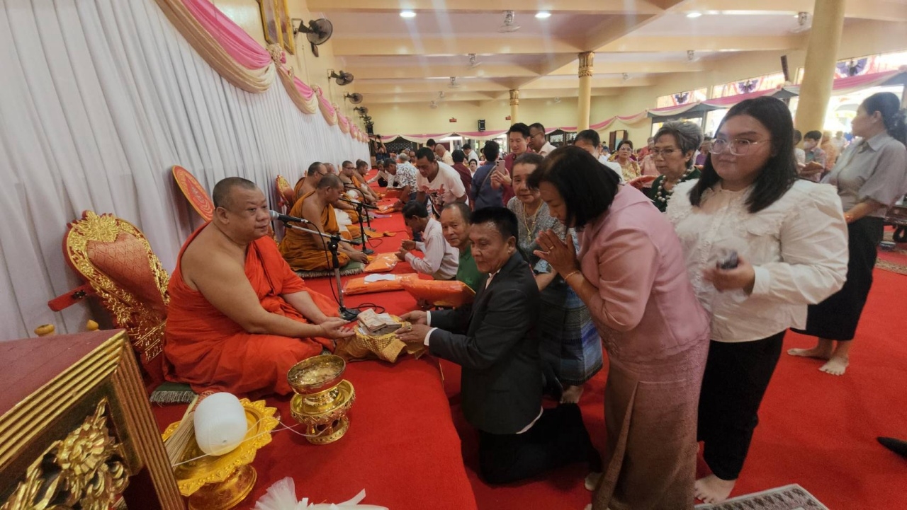 กวนข้าวต้มมัด งานกฐินวัดดัง ชาวบ้านส่อง "เลขเด็ด" ยอดเงิน เสี่ยงโชค