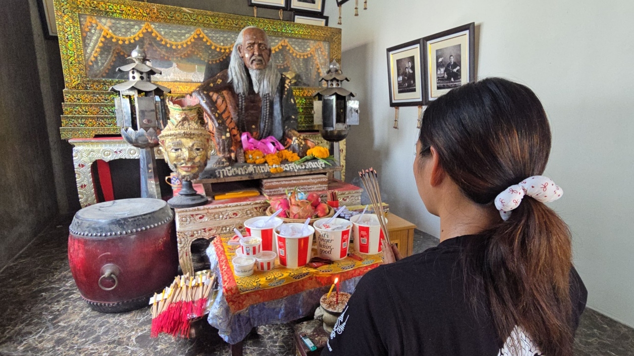 ลูกศิษย์ศรัทธา ถวายไก่ทอดแก่บน "ฤาษีพ่อปู่เพชรดำ" เขย่าเซียมซีขอเลขเด็ดลุ้นโชค