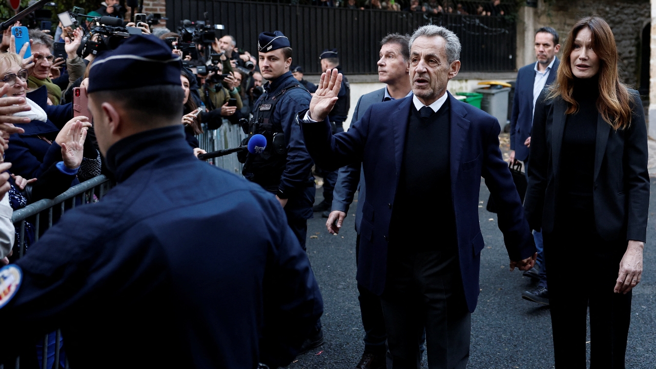 "นิโกลาส์ ซาร์โกซี" อดีตประธานาธิบดีฝรั่งเศส เข้าเรือนจำเริ่มรับโทษ 5 ปี คดีรับเงินลิเบีย