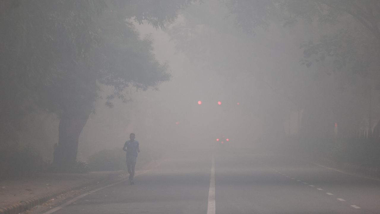 นิวเดลีอ่วมหนัก เผชิญมลพิษระดับ "อันตราย" ค่าฝุ่นพุ่งเกิน 440 เหตุควันพลุเทศกาล "ดิวาลี" 