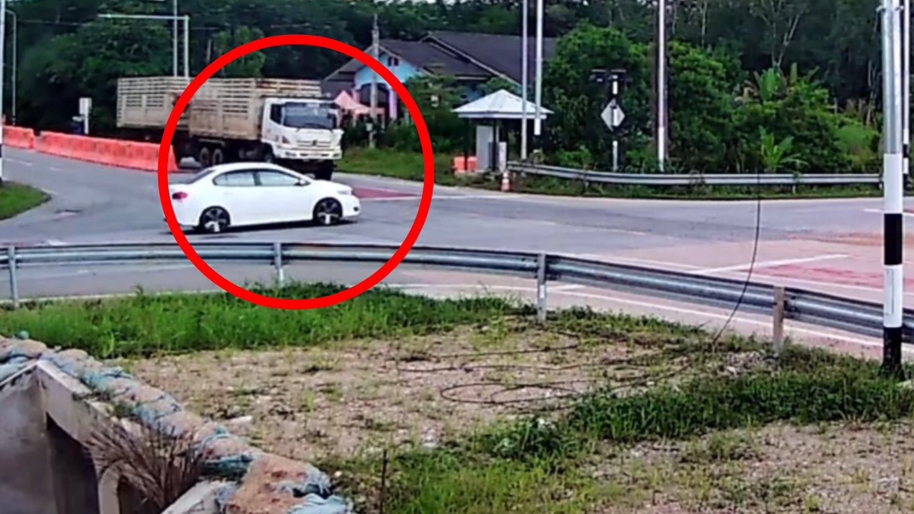 นาทีระทึก วงจรปิดจับภาพ "รถพ่วง 18 ล้อ" หวิดชน "รถเก๋ง" กลางสี่แยก