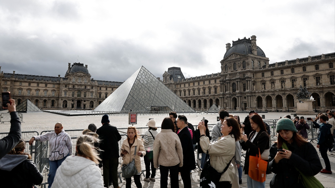 นทท.ต่อคิวเก้อ พิพิธภัณฑ์ลูฟวร์ยังปิดทำการชั่วคราว จากเหตุโจรกรรมสะท้านโลก