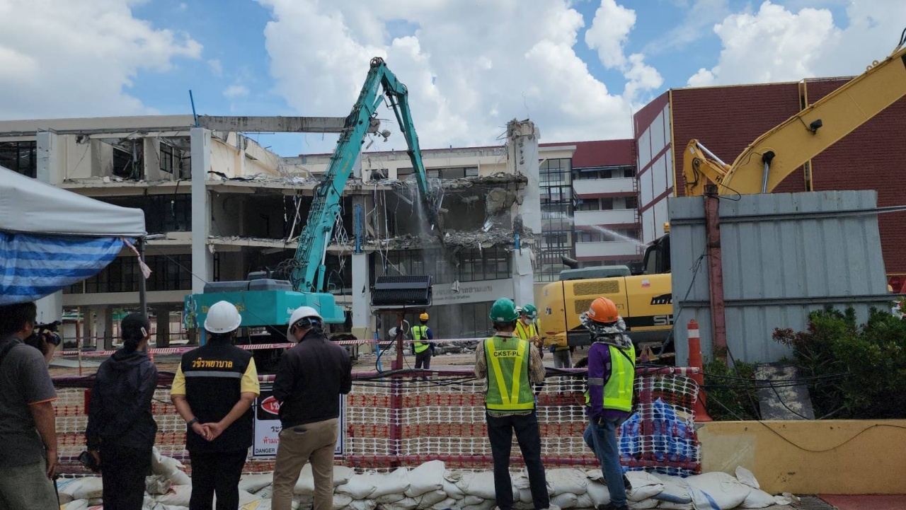 ใช้แบ็กโฮติดหัวหนีบ ตัดคอนกรีตรื้อถอน อาคาร สน.สามเสน