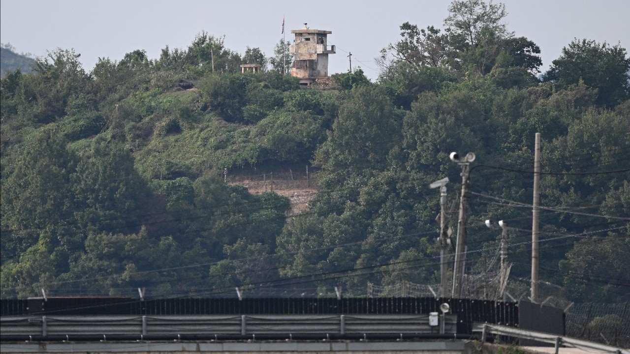 ทหารเกาหลีเหนือหนีข้ามพรมแดนมาเกาหลีใต้  ถูกกองทัพโซลคุมตัวสอบ