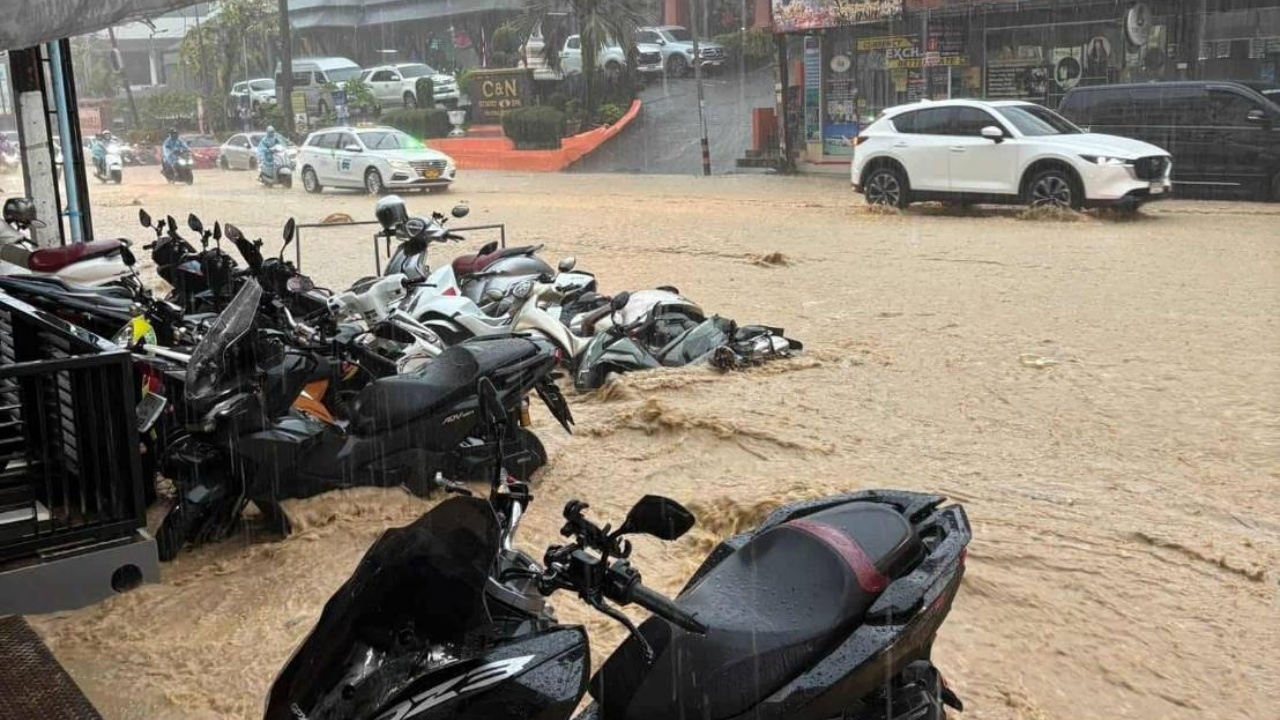 ภูเก็ตอ่วม "ฝนตกหนัก" ต่อเนื่องหลายชั่วโมง ทำ "น้ำท่วมขัง" หลายพื้นที่