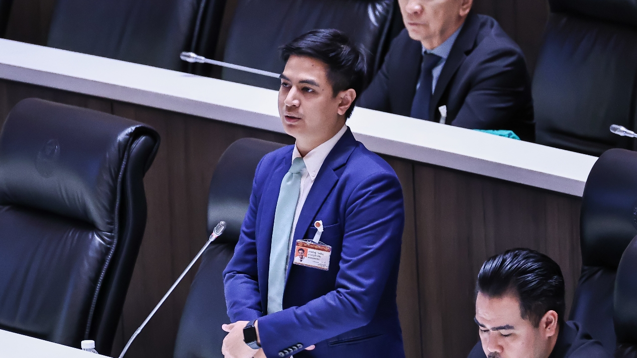 “พริษฐ์” จี้ นายกฯ เรียกร้อง สว. ชะลอการแต่งตั้ง 2 กกต. ชุดใหม่วันพรุ่งนี้