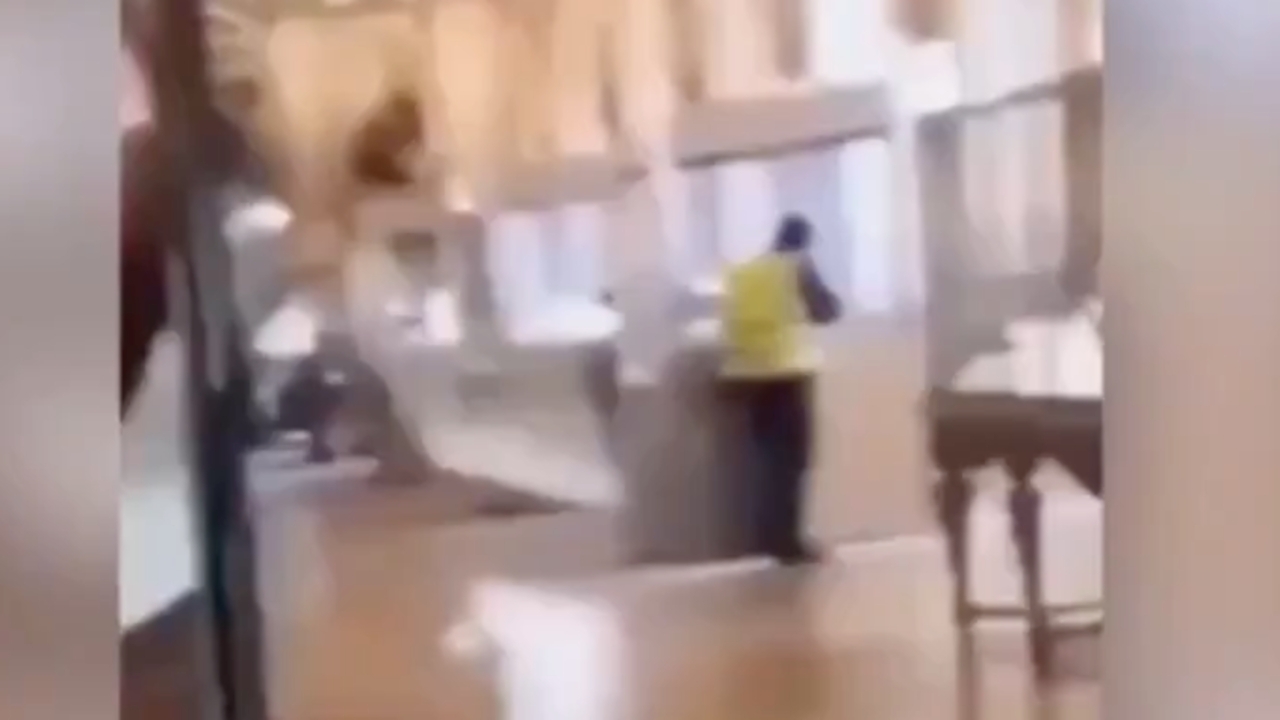 เผยคลิปนาทีโจรปล้นพิพิธภัณฑ์ลูฟวร์ ของฝรั่งเศส ตัดกระจกตู้โชว์ ปลอดรปภ. ไร้เสียงสัญญาณเตือนภัย