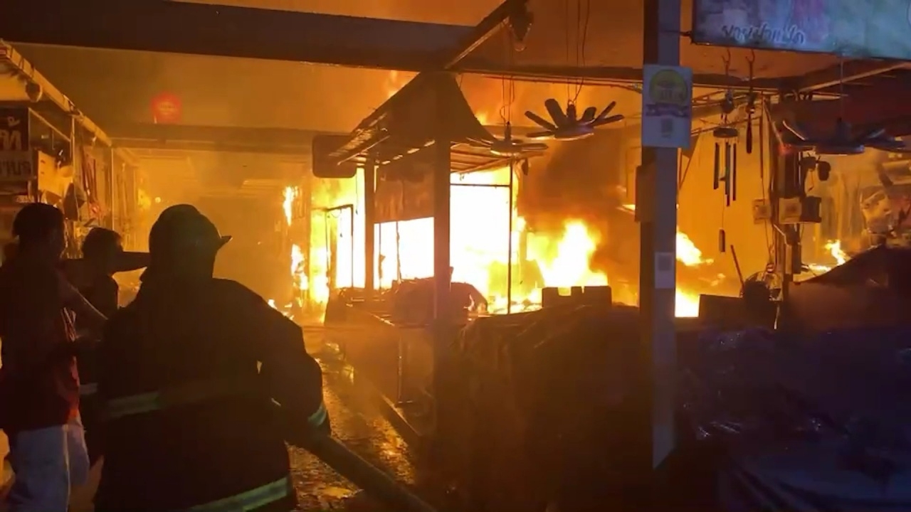 เพลิงไหม้กลางดึก ภายในตลาดขายของฝาก หน้าวัดโสธรฯ วอด 30 ร้าน