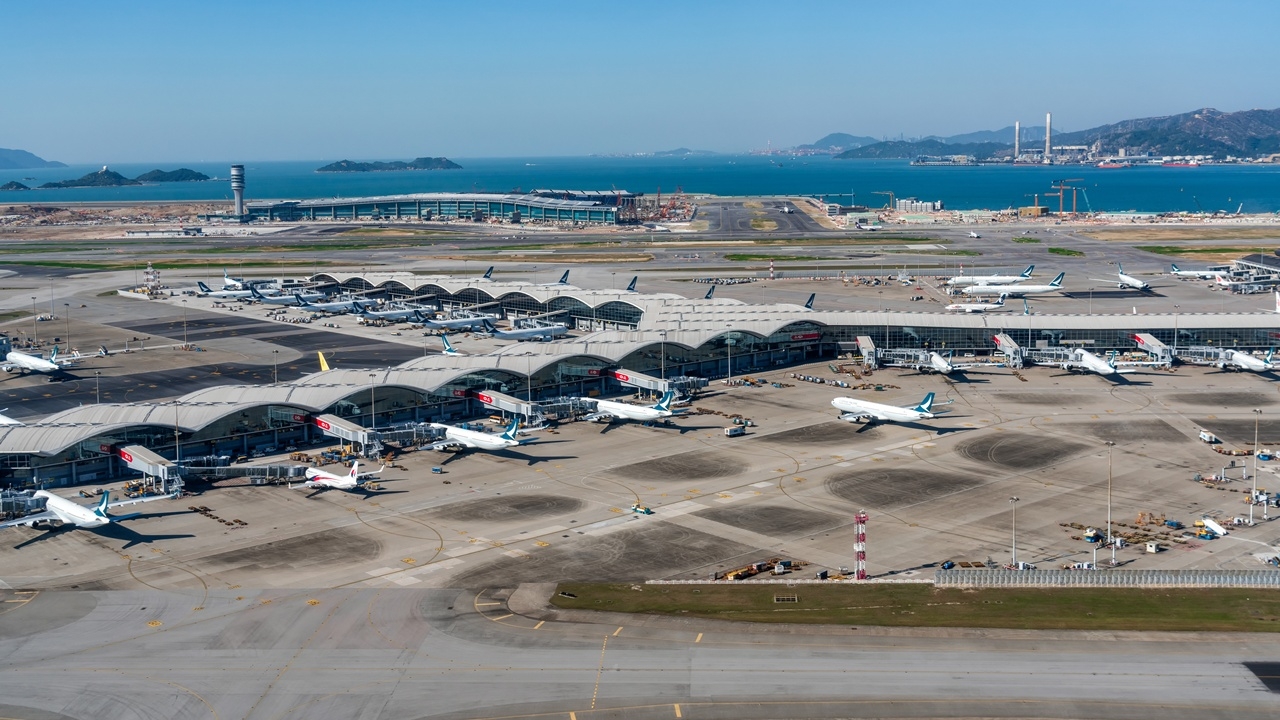 เครื่องบินขนสินค้าโบอิ้ง ไถลหลุดรันเวย์ตกทะเลที่ฮ่องกง ดับ 2 ศพ