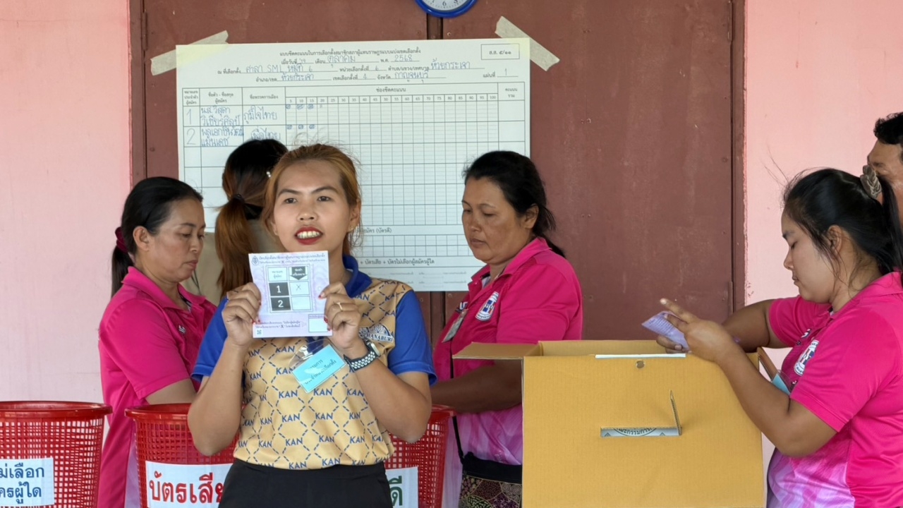 บรรยากาศหลังปิดหีบ เจ้าหน้าที่เร่งนับคะแนน ลุ้นผลเลือกตั้งซ่อมกาญจนบุรี