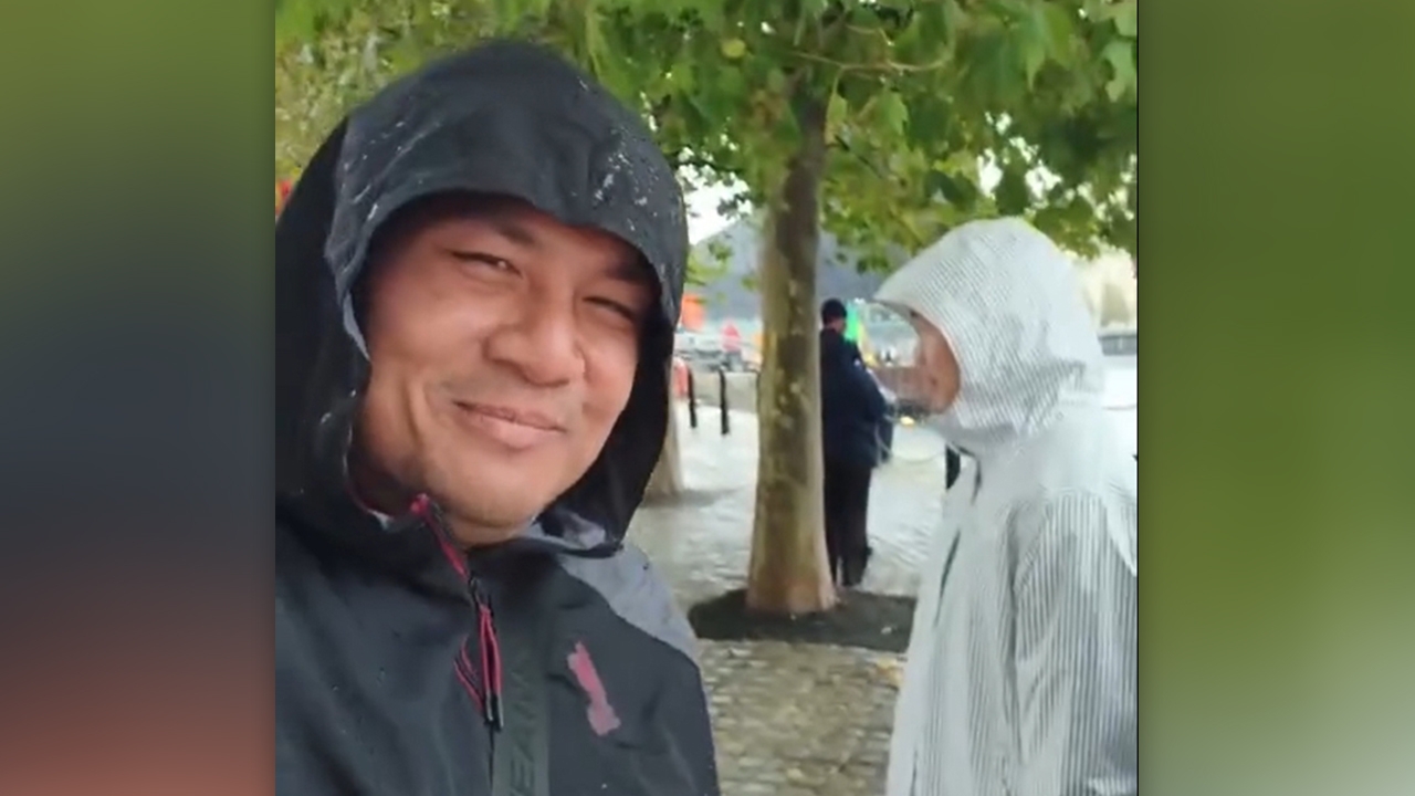 เจอตัวแล้ว "ทิดสมปอง" พลัดหลงกับคณะทัวร์ที่เมืองลิเวอร์พูล ขณะเดินตามหาแว่นตา