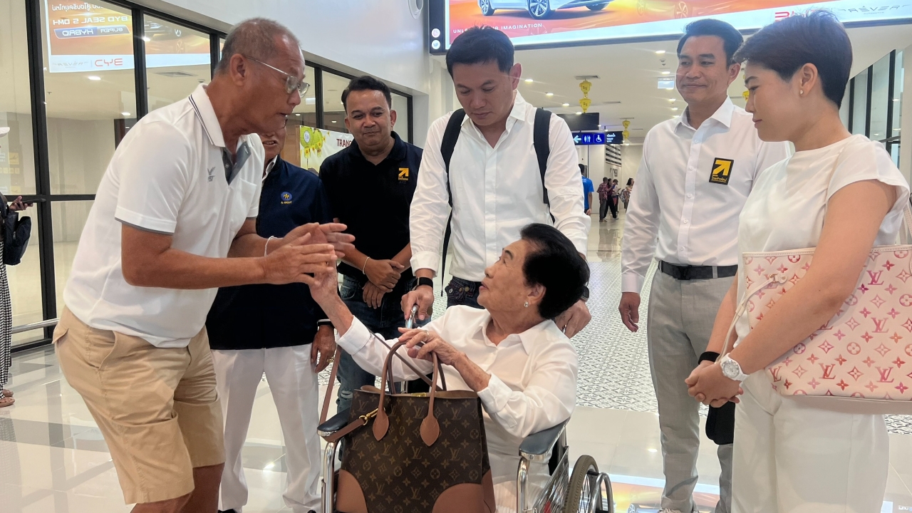 "ดร.เอ้" พาครอบครัวเที่ยวตรัง ฝากตัวเป็นลูกหลานคนใต้สู้ศึกเลือกตั้ง