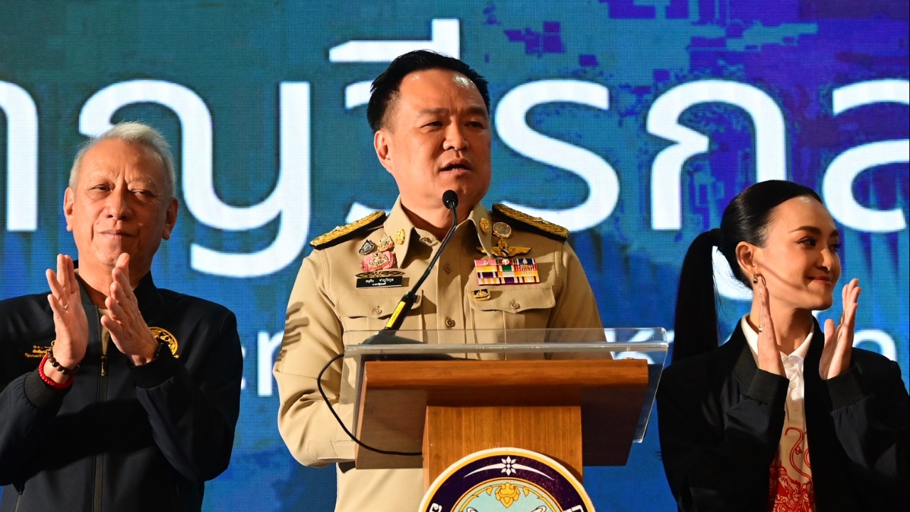 นายกฯ ลั่นกลางสายฝน "คนละครึ่ง"เฟส 2 มาแน่ต้นปีหน้า เฟสแรกใช้เทศกาลกินเจก่อนเลย