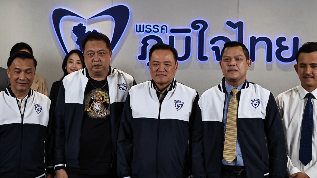 มาตามนัด “สุชาติ-ธนกร” ย้ายเข้าภูมิใจไทย-“อนุทิน” สวมเสื้อลงอักขระให้