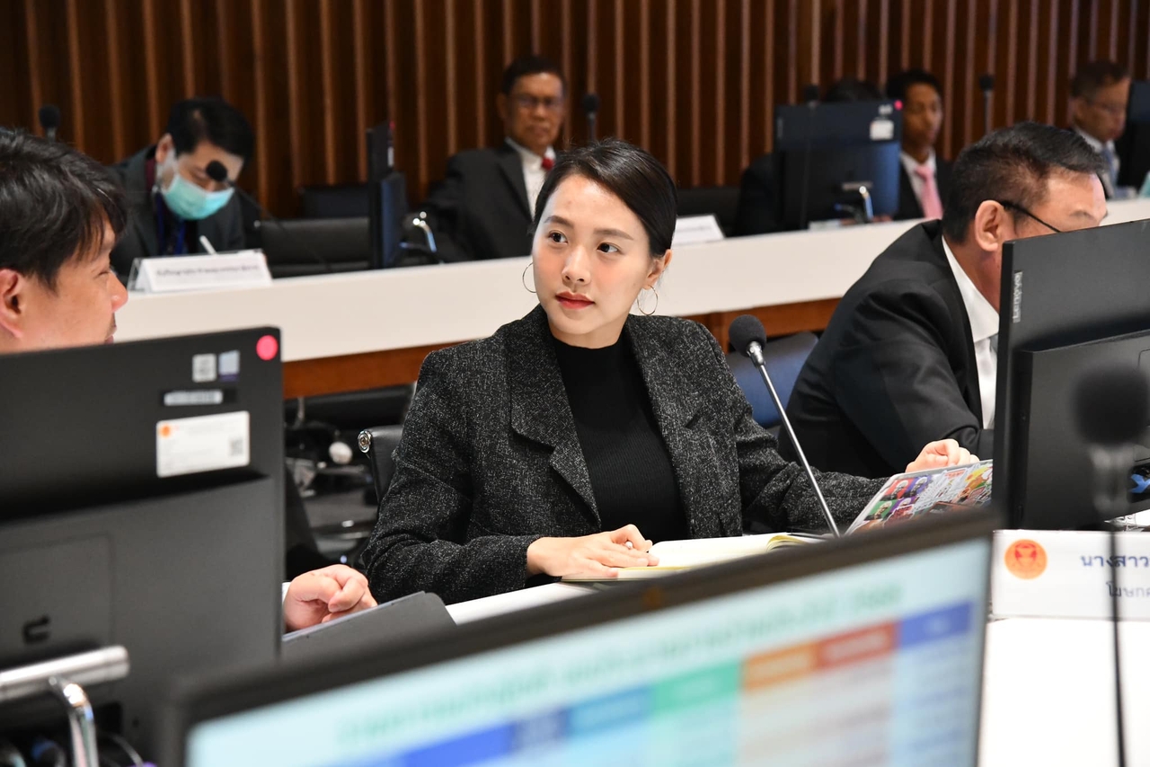 ไอซ์-รักชนก ศรีนอก สส. ผู้ติดตามประเด็นประกันสังคมและการทำงานตรวจสอบ