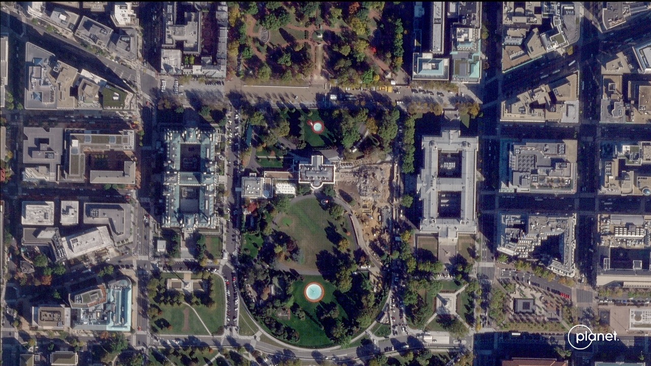 เผยภาพถ่ายดาวเทียม ทำเนียบขาวปีกตะวันออกถูกรื้อ หลังทรัมป์สั่งทำห้องบอลรูมใหม่มูลค่า 9,800 ล้านบาท