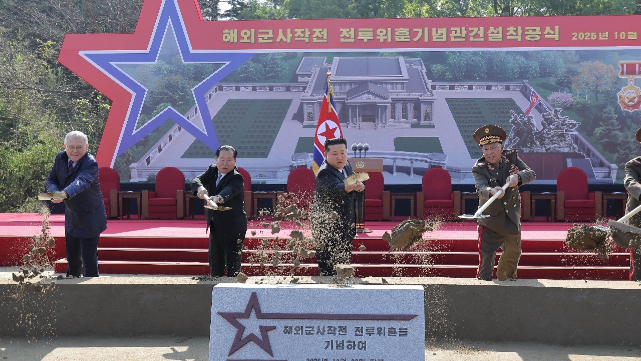 เกาหลีเหนือสร้างอนุสรณ์สถานรำลึกทหารที่เสียชีวิตในสงครามยูเครน