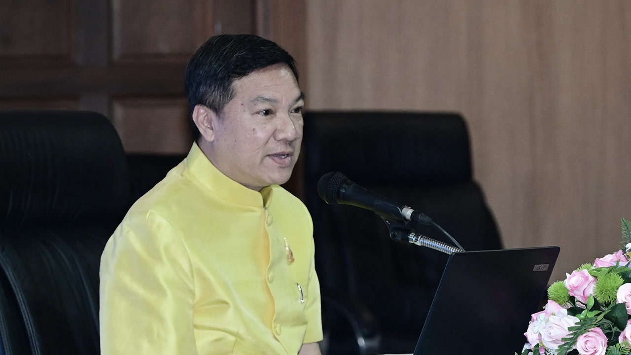 มท. สั่ง 76 จังหวัด ลดธงครึ่งเสา-จัดพิธีถวายน้ำสรงพระบรมศพสมเด็จพระพันปีหลวง