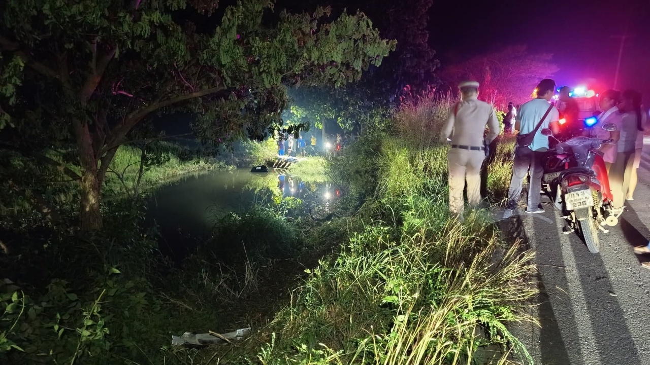 ดับยกคัน 4 ศพ เก๋งเสียหลักตกน้ำข้างทาง คาดคนขับไม่ชินทาง