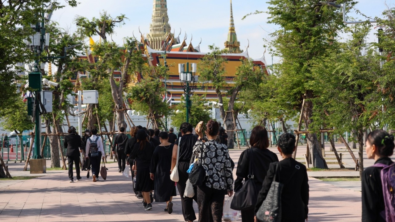 นายกฯ กำชับอำนวยความสะดวกประชาชนเดินทางถวายสักการะพระบรมศพ “สมเด็จพระพันปีหลวง”