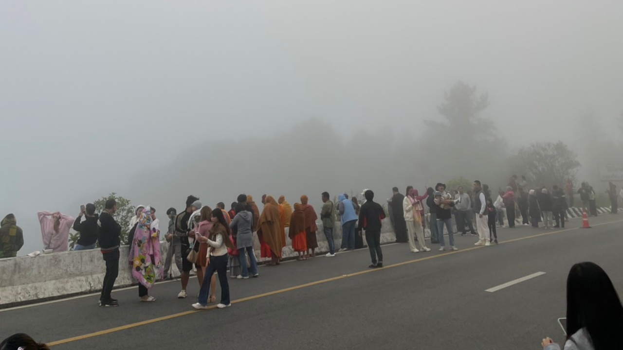 เช้านี้ "ดอยอินทนนท์" หนาวต่อเนื่อง อุณหภูมิต่ำสุด 9 องศาฯ มีน้ำค้างบนยอดหญ้า