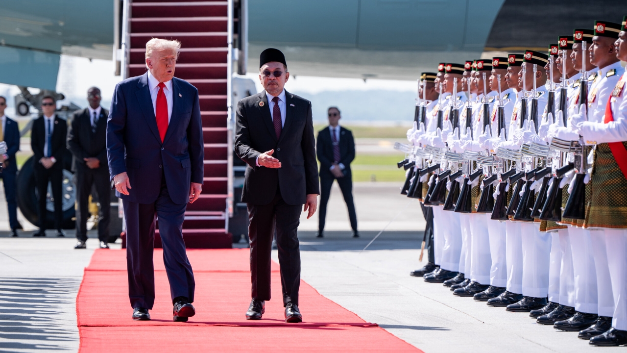 "ทรัมป์" เดินทางถึงมาเลเซีย เตรียมร่วมลงนาม "ประกาศความสัมพันธ์ไทย–กัมพูชา